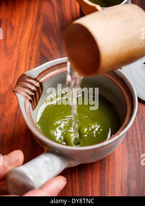 Teemeister gießen Wasser auf Matcha Tee Stockfoto