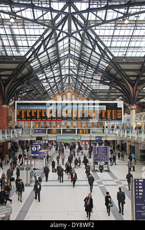Der Haupthalle an der Londoner Liverpool Street Station während der morgendlichen Berufsverkehr Stockfoto