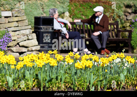 An einem schönen Nachmittag in Shrewsbury angesehen, diese älteren Ehepaar engagiert im Gespräch unterwegs die Zeit. Stockfoto