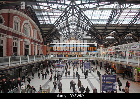 Der Haupthalle an der Londoner Liverpool Street Station während der morgendlichen Berufsverkehr Stockfoto