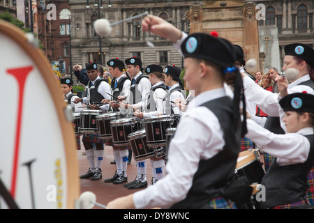 Hawkesbury Nepean Valley Pipe Band durchführen auf George Square Glasgow International Piping Festival, Glasgow, Schottland Stockfoto