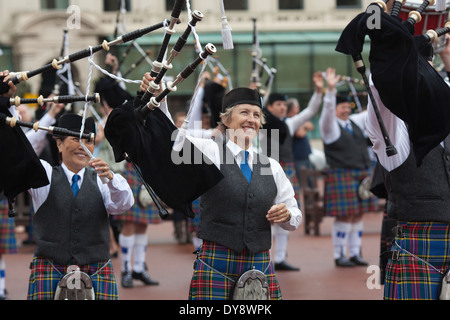 Hawkesbury Nepean Valley Pipe Band durchführen auf George Square Glasgow International Piping Festival, Glasgow, Schottland Stockfoto