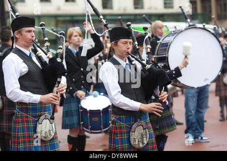 Hawkesbury Nepean Valley Pipe Band durchführen auf George Square Glasgow International Piping Festival, Glasgow, Schottland Stockfoto