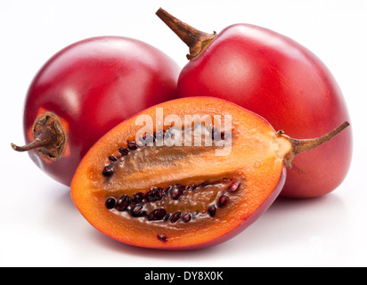 Tamarillo Früchte mit Scheibe auf weißem Hintergrund. Stockfoto