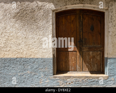 Alte Tür in geschlossenen Haus von der Straße, Miravet, Spanien Stockfoto