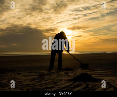 Die Landspitze, Hartlepool, UK. 10. April 2014. Seacoaler bei Sonnenaufgang an einem herrlichen Donnerstag Morgen an der Küste von Nordostengland.  Gewaschen Meer Kohle in Haufen gesammelt und auf einem Pick up Truck später gereinigt und an Kraftwerke verkauft werden geladen. Bildnachweis: ALANDAWSONPHOTOGRAPHY/Alamy Live-Nachrichten Stockfoto