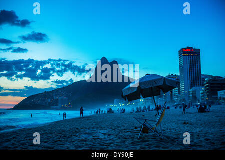 Sonnenuntergang am Strand von Ipanema in Rio De Janeiro, Brasilien 16. jan Stockfoto