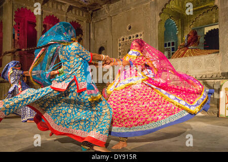 Tanz-Performance zeigen Museum Bagore Ki Haveli Udaipur Rajasthan Asien Indien Tradition Folklore traditionelle Trachten, Stockfoto