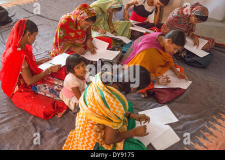 Sambhali, Projekt, Bildung, Ausbildung, Jodhpur, Rajasthan, Asien, Indien, Frau, Frauen, Schriften, Briefe, lesen Stockfoto