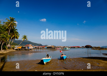 Blick auf einen Kanal in das Fischerdorf Bang Bao auf Ko Chang, Thailand Stockfoto