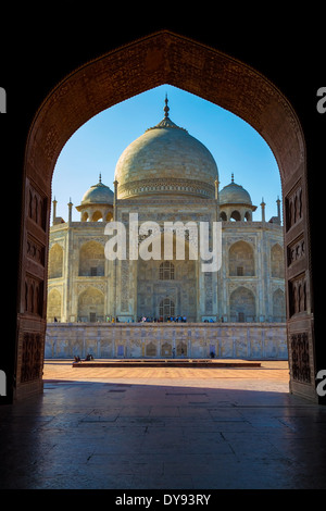 Taj Mahal - Weltwunder, gerahmt in Bogen. Blick von der rechten Seite. Agra, Indien Stockfoto