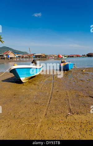 Blick auf einen Kanal in das Fischerdorf Bang Bao auf Ko Chang, Thailand Stockfoto