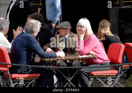 London, England, Vereinigtes Königreich. Menschen unterschiedlichen Alters sitzen vor einem Restaurant in Covent Garden Stockfoto