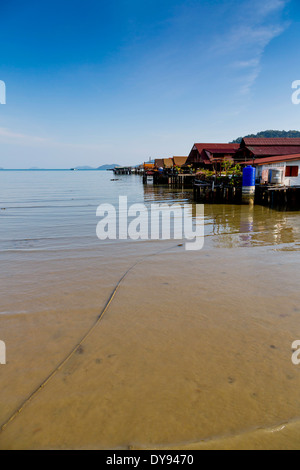 Blick auf einen Kanal in das Fischerdorf Bang Bao auf Ko Chang, Thailand Stockfoto