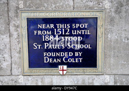 London, England, Vereinigtes Königreich. Gedenktafel am ursprünglichen Standort des Str. Pauls Schule in neue Änderung (neben der Kathedrale) Stockfoto