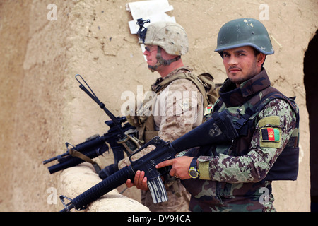 US-Marines und afghanischen Armee Soldaten gepflegt Uhr während einer Sicherheitspatrouille in einem Dorf 27. März 2014 in der Provinz Helmand, Afghanistan. Stockfoto