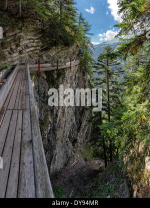 Bisse du Ro Bisse historischen Berg zu Fuß Promenade Landschaft Waldholz Bäume Sommer Berge Hügeln Crans-Montana-Wallis, Stockfoto