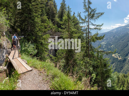 Bisse du Ro Bisse historischen Berg zu Fuß Promenade Wald Holz Landschaftsbäume Sommer Berge Hügeln Menschen Crans Montana, Stockfoto