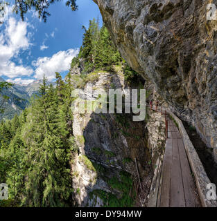 Bisse du Ro Bisse historischen Berg zu Fuß Promenade Wald Holz Landschaftsbäume Sommer Berge Hügeln Menschen Crans Montana, Stockfoto