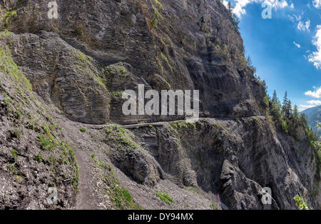 Bisse du Ro Bisse historischen Berg Fuß Promenade Landschaft Sommer Berge Hügeln Felswand Crans-Montana-Wallis Menschen, Stockfoto