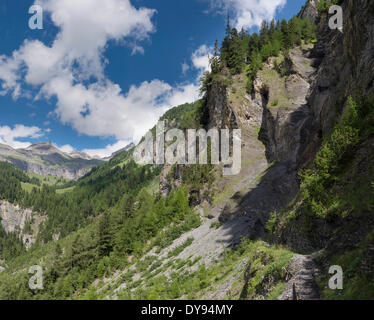 Bisse du Ro Bisse historischen Berg Fuß Promenade Landschaft Sommer Berge Hügeln Menschen Crans-Montana-Wallis-Wallis-Schweiz Stockfoto