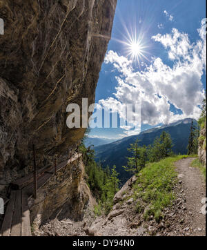 Bisse du Ro Bisse historischen Berg zu Fuß Promenade Landschaft Sommer Berge Hügeln Felswand Crans-Montana-Wallis-Wallis, Stockfoto