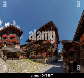 Alte traditionelle Holzhäuser Chalet Stadt Dorf Blumen Sommer Grimentz Val d ' Anniviers Wallis Wallis Schweiz Euro Stockfoto