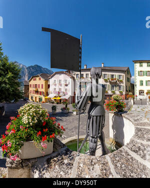 Friedhofstrasse, Stadt, Dorf, Blumen, Sommer, Berge, Hügel, Leuk, Wallis, Valais, Schweiz, Europa, Statue Stockfoto