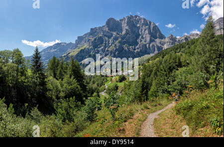 Grobe steile Bergen Trubelstock Schwarzhorn Wald Holz Landschaftsbäume Sommer Berge Hügeln Leukerbad Wallis Valais Sw Stockfoto