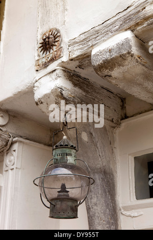 Großbritannien, England, East Sussex, Roggen, church Square alte Lampe auf Tudor Holz gerahmt Haus unterhalb der Sonne Versicherung Plaque Stockfoto