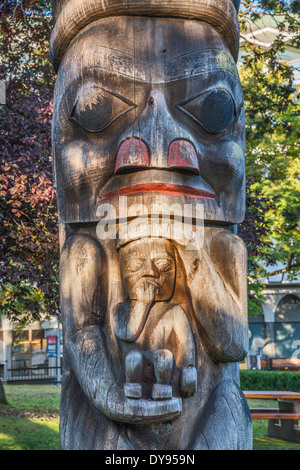 Detail der Haida Stil Totempfahl, Thunderbird Park in Victoria, Vancouver Island, British Columbia, Kanada Stockfoto