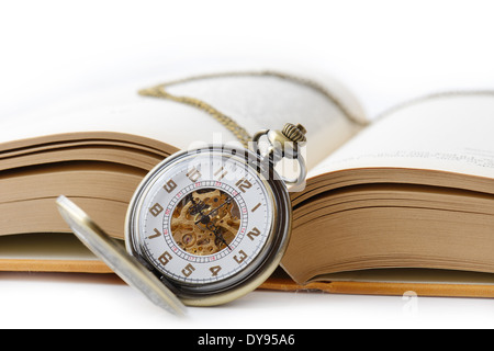 alte Taschenuhr auf ein offenes Buch Stockfoto