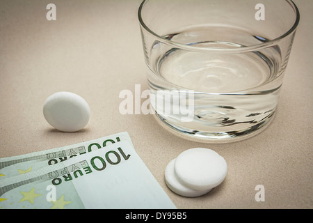 Brausetabletten und Glas mit Wasser, Konzept der pharmazeutischen Zuzahlung Stockfoto