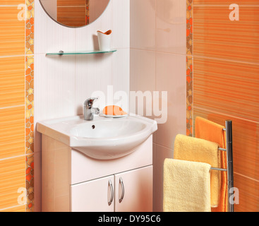 Detail der ein luxuriöses Badezimmer mit Zubehör mit orangefarbenen und weißen Fliesen Stockfoto