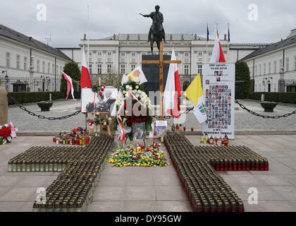 Warschau. 10. April 2010. Das Foto, aufgenommen am 10. April 2014 zeigt Denkmal Blumen, Kerzen und Porträts vor das Präsidialamt in Warschau, Polen. Polen erlebt den 4. Jahrestag der 2010-Flugzeugunglück in Smolensk, Russland, die Polens Staatspräsident Lech Kaczynski, seine Frau und zahlreiche VIPS getötet. Am 10. April 2010 stürzte eine polnische Regierung Tupolew - 154 M Flugzeug mit dann Präsident Lech Kaczynski, seine Frau und eine große Abordnung von VIPs in der Nähe von einem Militärflugplatz Smolensk, alle an Bord getötet. © Gao Fan/Xinhua/Alamy Live-Nachrichten Stockfoto