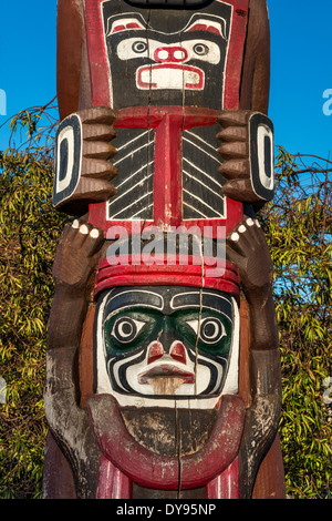 Detail der Kwakiutl tragen Pole, Totempfahl von Henry Hunt, errichtet 1966 in Victoria, Vancouver Island, British Columbia, Kanada Stockfoto