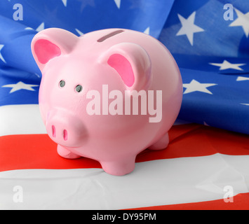 Spardose auf einer USA-Flagge-Hintergrund Stockfoto