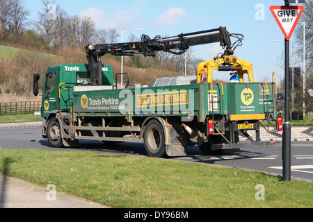 Travis Perkins greifen LKW Reisen rund um einen Kreisverkehr in Coulsdon, Surrey, England Stockfoto