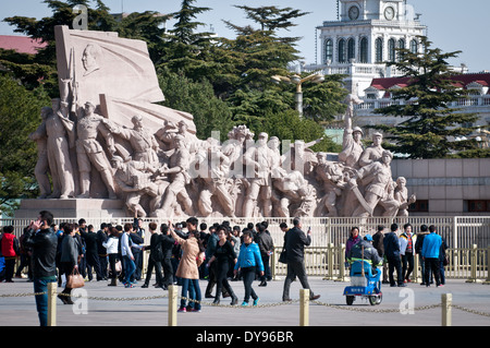 Stone revolutionäre Denkmal vor dem Mausoleum von Mao Zedong auf dem Tiananmen-Platz in Peking, China Stockfoto