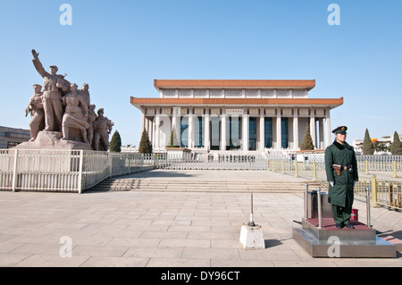 Eines der revolutionären Statuen nahe dem Eingang des Chairman Mao Memorial Hall (Mausoleum von Mao Zedong) n Peking Stockfoto