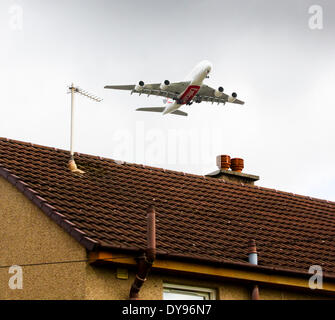 Clydebank, UK. 10. April 2014. Emirates Airbus A380 macht es zuerst besuchen nach Schottland 10. April 2014.  Die Airbus-Ansätze in Clydebank, Heimatstadt der des Flugzeugs Kapitän Iain Wehr. Bildnachweis: ALAN OLIVER/Alamy Live-Nachrichten Stockfoto