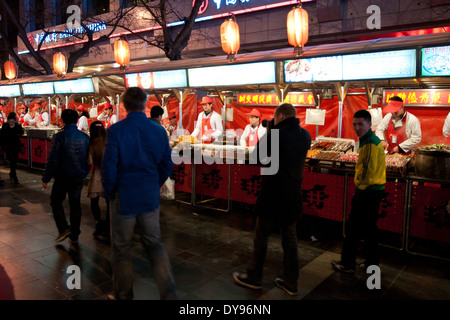 Donghuamen Night Market (nächtlichen Snack-Straße) befindet sich am nördlichen Ende der Wangfujing in Peking, China Stockfoto