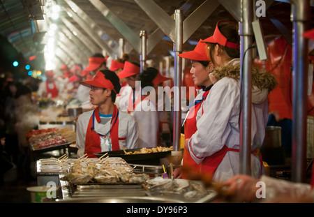 Donghuamen Night Market (nächtlichen Snack-Straße) befindet sich am nördlichen Ende der Wangfujing in Peking, China Stockfoto