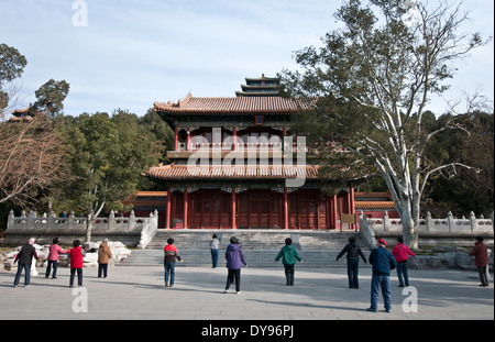 Morgengymnastik vor Qiwang Turm in Jingshan Park, Peking, China Stockfoto