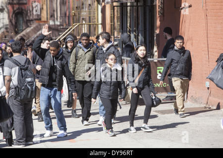 Von Brooklyn Tech High School Schüler nach der Schule im Stadtteil Fort Greene von Brooklyn, NY. Stockfoto