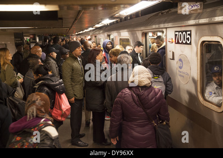 Am Abend Hauptverkehrszeit in der New Yorker U-Bahn in Manhattan, NYC. Stockfoto