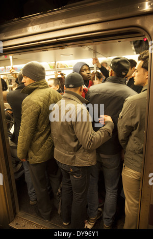 Am Abend Rushhour auf der New York City Subway in Manhattan, NYC. Stockfoto