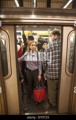 Am Abend Hauptverkehrszeit in der New Yorker U-Bahn in Manhattan, NYC. Stockfoto