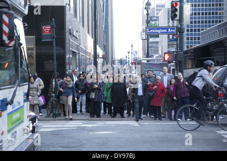 Warten auf Lexington Ave auf 42nd St bei der Feierabendverkehr in Manhattan zu überqueren. Stockfoto