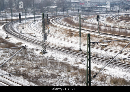 viele Eisenbahnschienen fallenden Neuschnee in Deutschland Stockfoto